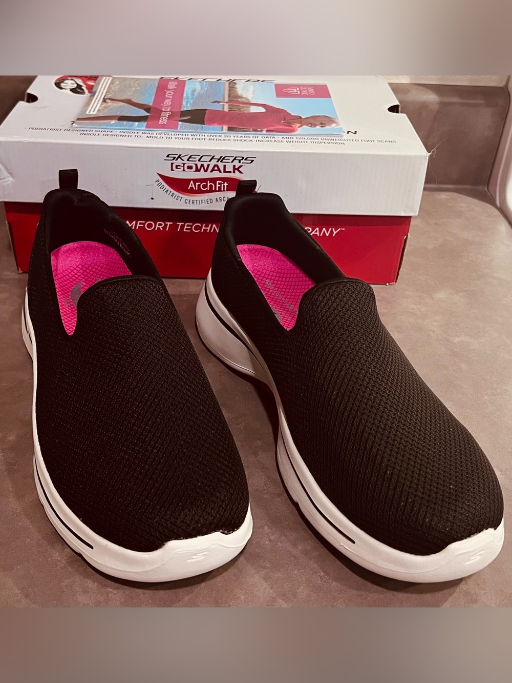 Skechers NEW Go Walk Arch Fit Slip-Ons Comfort Sneakers 11 Women’s Black & White